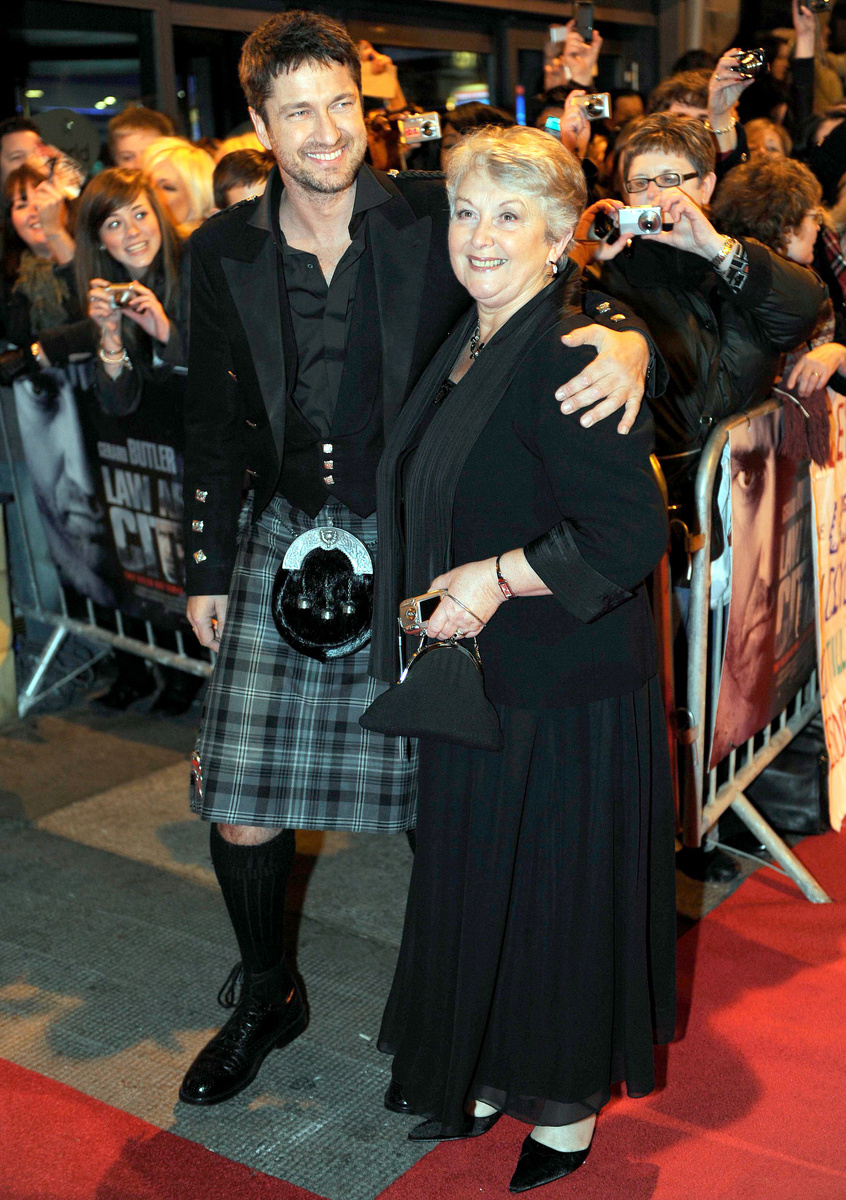    Джерард Батлер родился в Глазго 13 ноября 1969 году и стал третьим ребёнком в семье букмекера Эдварда Батлера. Когда будущему актёру было полгода, семья переехала из шотландского города Пейсли в Канаду, но вскоре брак родителей распался, и мать с тремя детьми вернулась на родину / globallookpress.com / Ian Rutherford / ZUMAPRESS.com