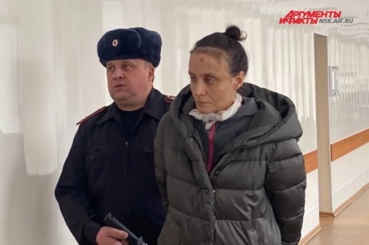    Женщину, убившую свекровь и напавшую на сына, доставили в суд Новосибирска