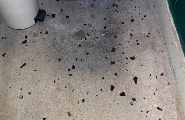 Темные пятна на поверхности наливного пола после использования щелочного средства