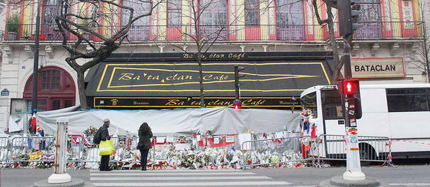 цветы у «Батаклана» в память о погибших