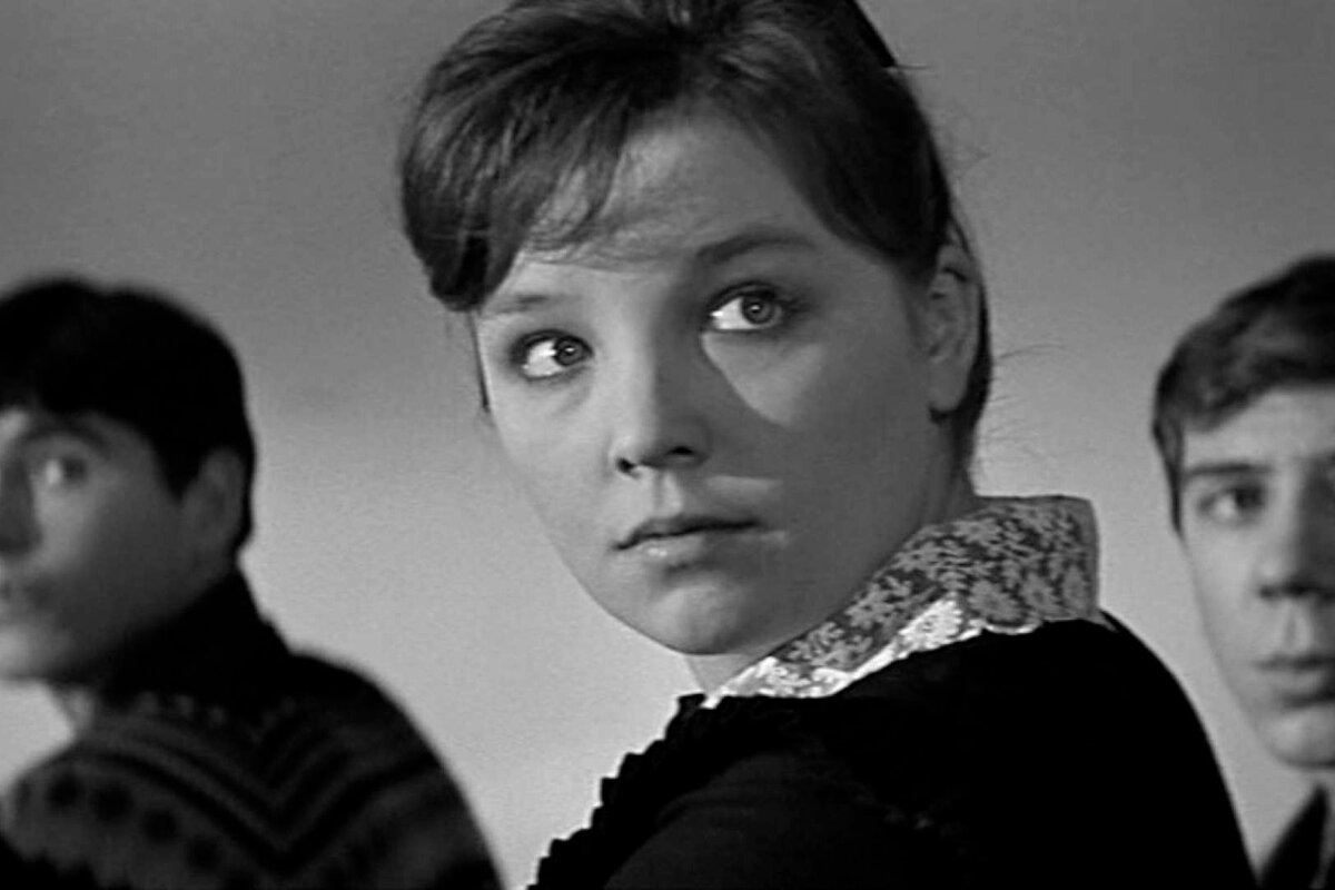 Она была очень похожа на Ольгу Остроумову из "Доживём до понедельника". Фото Яндекс.Картинки. 