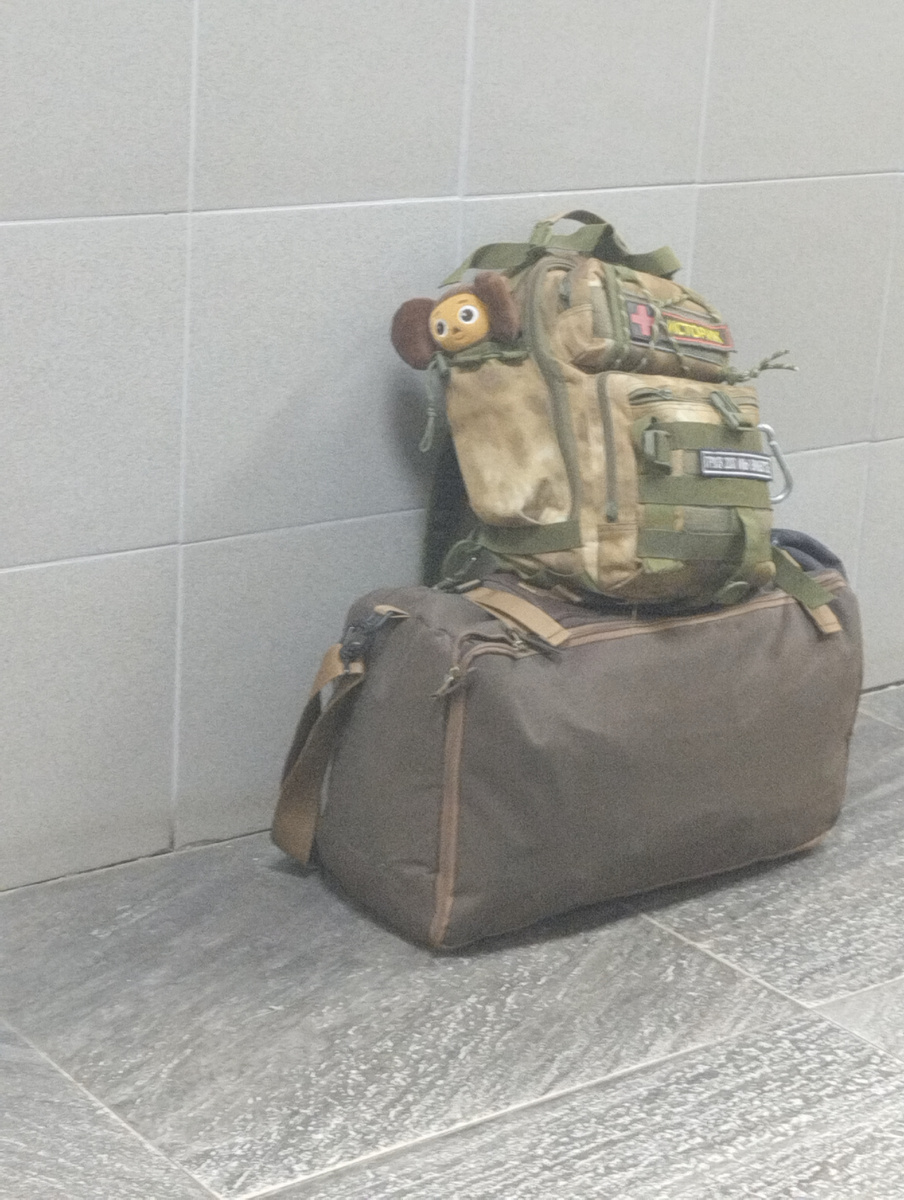 Какой то мужчина тоже ждет со своим Чебурашкой, фото автора