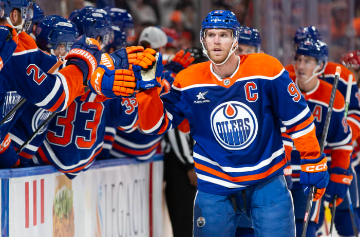 Коннору Макдэвиду осталось одно очко до тысячи в регулярных чемпионатах НХЛ. Фото: НХЛ