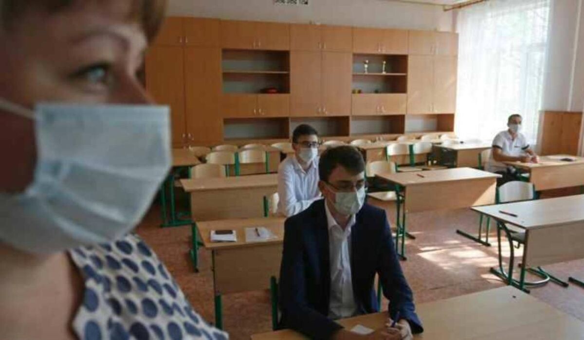     Люди в масках. Источник: 78.ru Автор фото: Alexander Rekun