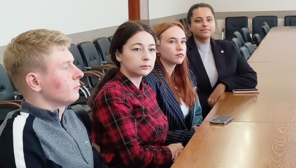    Фото из архива редакции. Студента Новосибирского аграрного университета на встрече с гавой Искитимского района. Октябрь, 2024 год