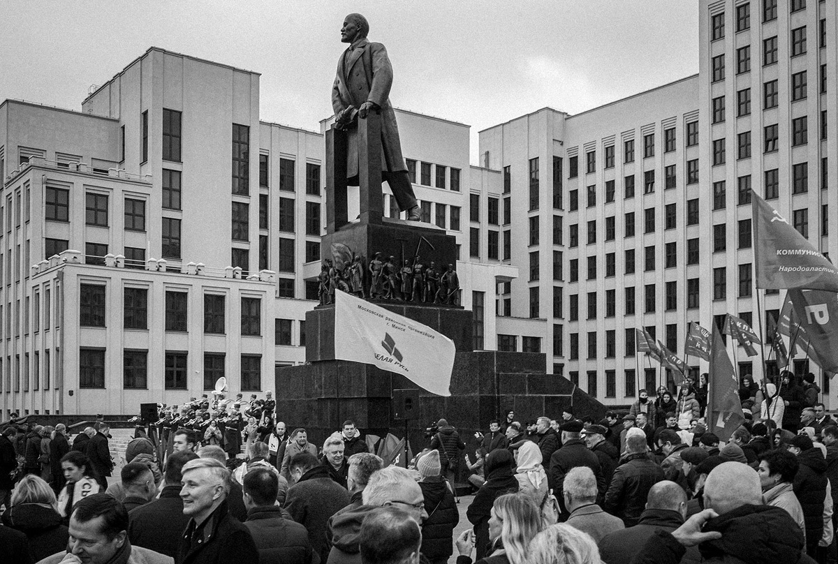 Митинг в Минске в честь 107-ой годовщины Октябрьской революции. Беларусь, 7 ноября. 2024 ©Дмитрий Черба Leica–M8, lens Voigtlander Ultron 35mm