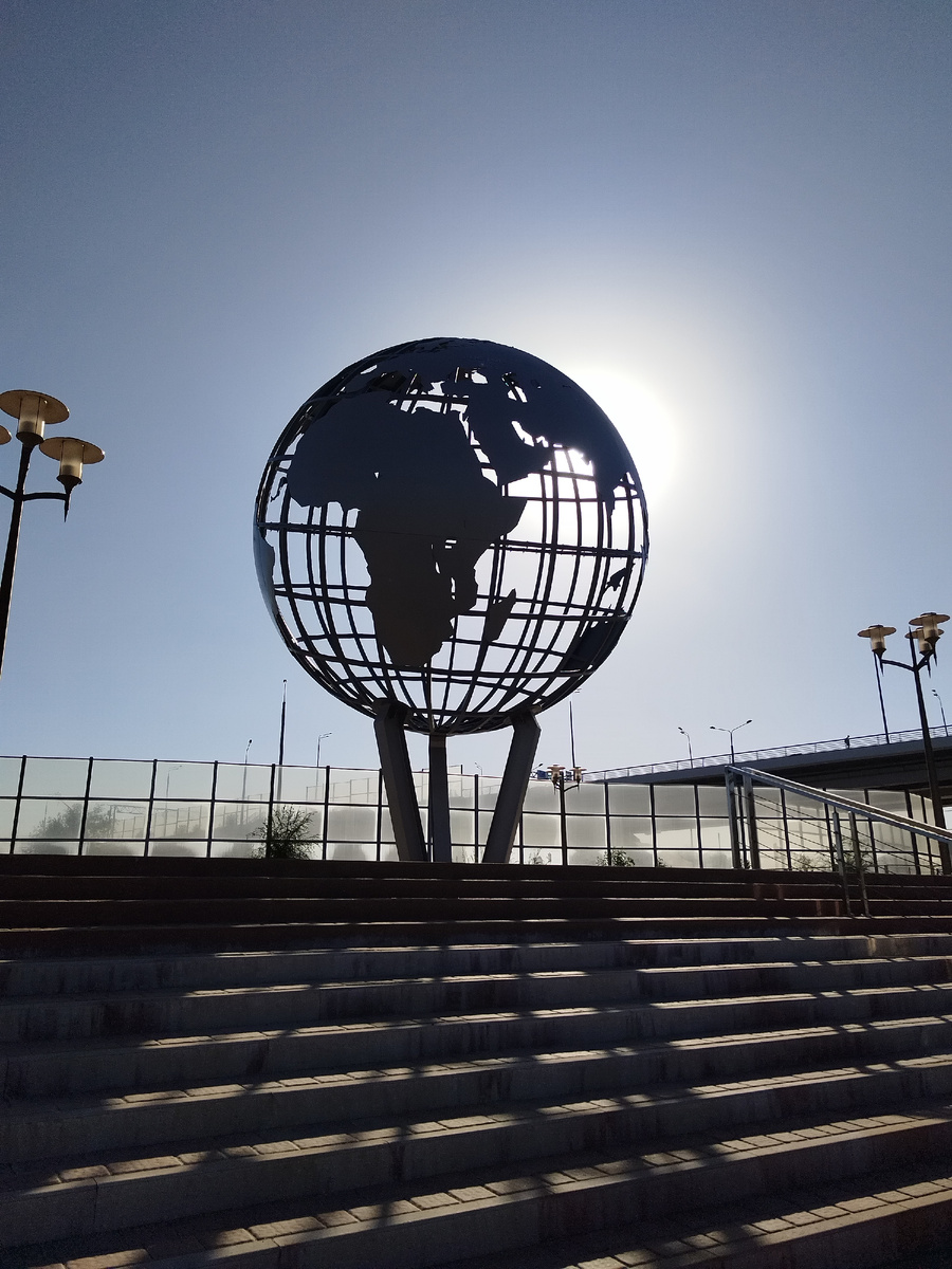 Скульптура "Планета любви"