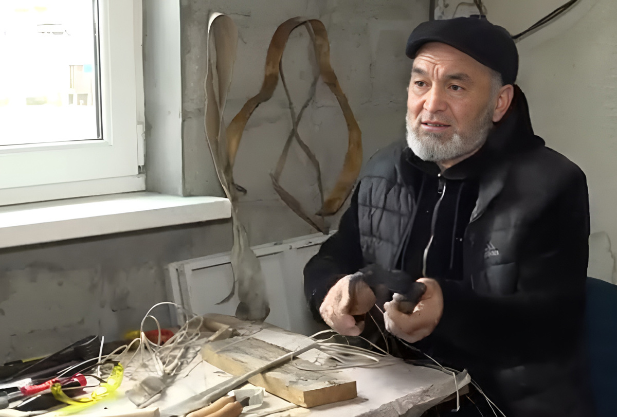 Назир Баисов за работой в своей мастерской