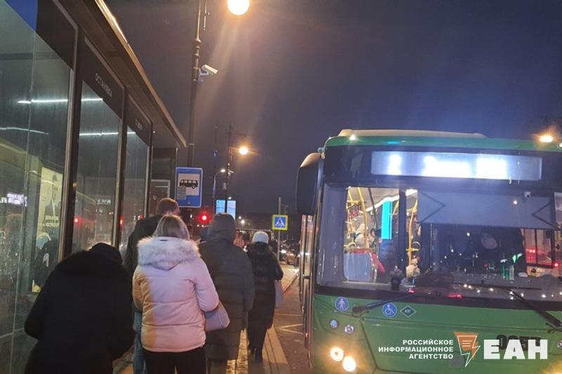    ЕАН / Одна из оживленных остановок вечером в центре Оренбурга