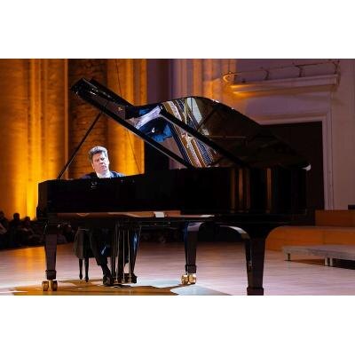 8 НОЯБРЯ В БОЛЬШОМ ЗАЛЕ ИМ. АРАМА ХАЧАТУРЯНА ПРОШЕЛ КОНЦЕРТ "КЛАССИКА И ДЖАЗ", где Мацуев выступал с ведущими российскими музыкантами (на этом концерте автора этих строк не было). В программе вечера - произведения Рахманинова, Чайковского, Гершвина, Паганини, Шостаковича. А на следующий день в этом же зале состоялся сольный концерт пианиста, в программе которого - соната N23 "Аппассионата" Л.Бетховена, фантазия-соната "По прочтению Данте" Ф. Листа, "Времена года" (Июнь, Октябрь, Декабрь) П.Чайковского и соната N8 B-dur С. Прокофьева. Эта сложнейшая программа предоставила пианисту замечательные возможности для демонстрации своих исполнительских данных. Потрясающее впечатление от игры Д. Мацуева внушало мысль, что время в зале измеряется по каким-то другим законом. Перед нами изумительно четкие замыслы в достойной оправе, сплав героики и мощного драматического порыва! Искусство чистое, целомудренное, проникнутое душевной и нравственной силой. Какие потрясающие глубины обнаруживает пианист в этих столь разных сочинениях, как удивительно уживаются у него полнота образа и лаконичность, какие неожиданные интонации находит, нигде и ни в чем не нарушая интимности посланий, напротив, подчеркивая ее тончайшими звуковыми характеристиками.