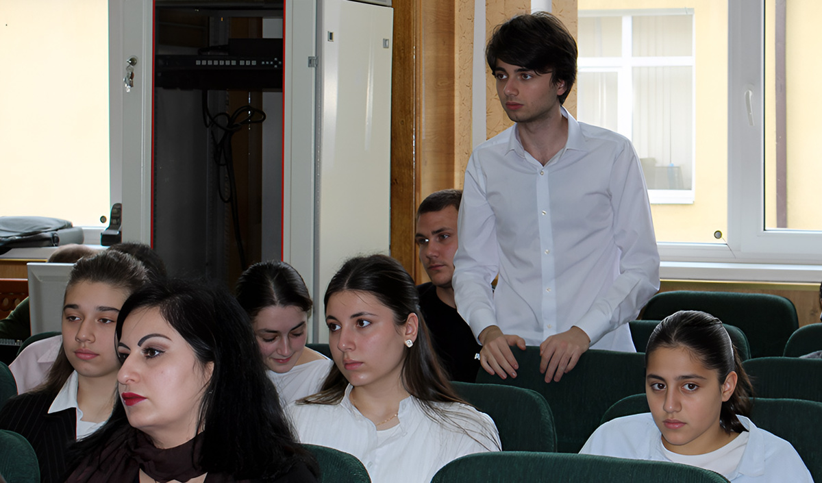 Школьники с интересом слушали выступающих и задавали вопросы