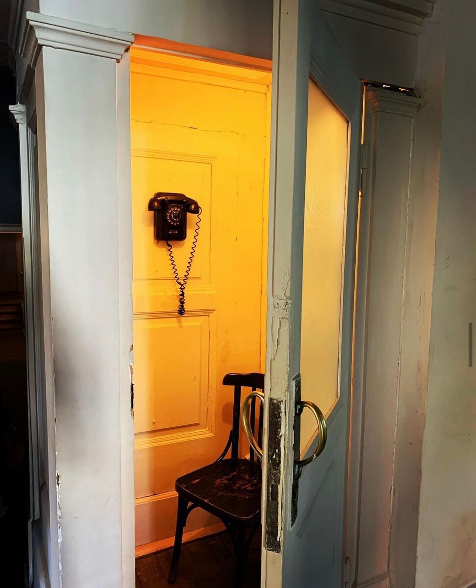 Телефонная будка в квартире Телешова © "Покажу Москву"