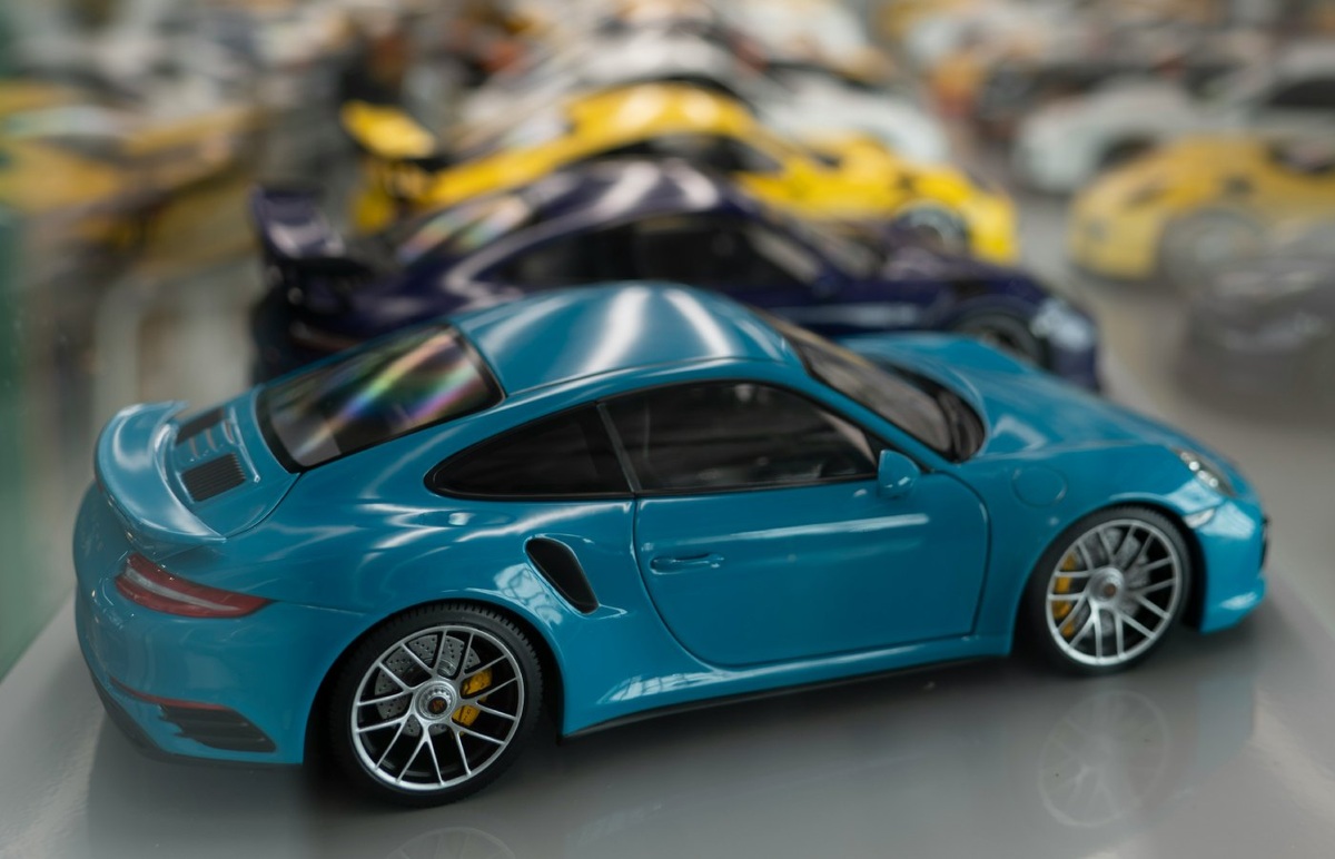 Игрушечная модель Porsche 911. Фото: Unsaplash/Hoyoun Lee