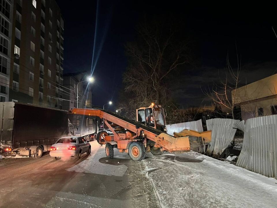    Снегоуборочная машина въехала в ограждение. Источник: Страховой аварком