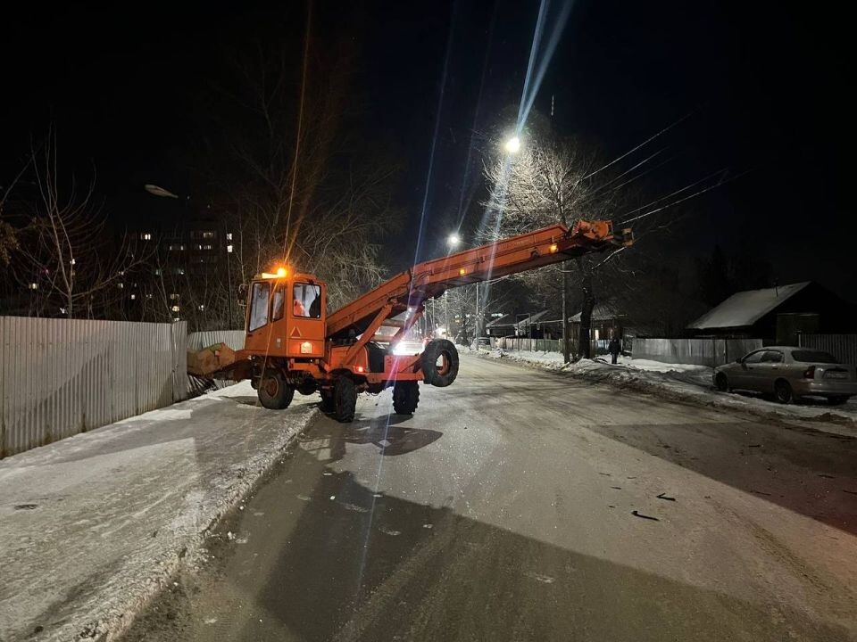    Снегоуборочная машина въехала в ограждение. Источник: Страховой аварком
