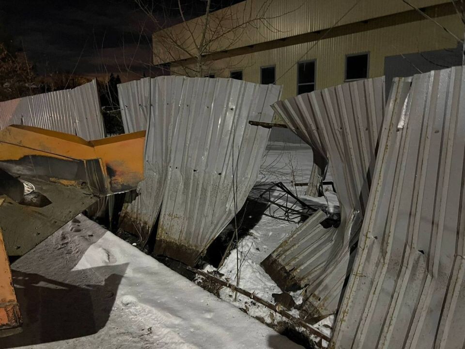    Снегоуборочная машина въехала в ограждение. Источник: Страховой аварком