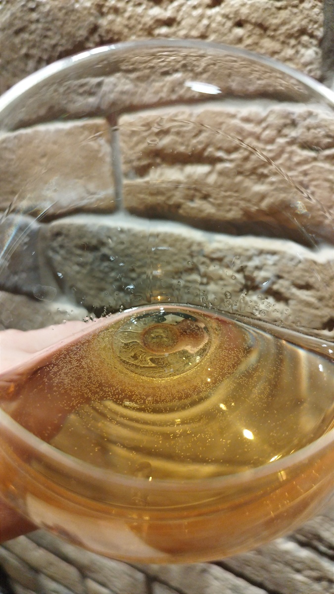 Цвет и газация в бокале.