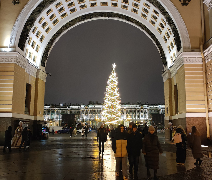     По традиции на Дворцовой площади установят главную городскую елку. Фото: «МК в Питере»