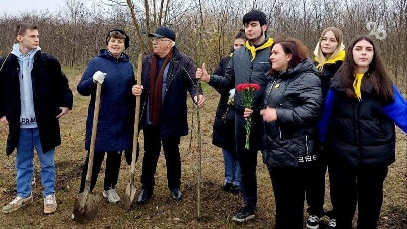    Активисты, студенты и госслужащие высадили 80 деревьев на мемориале Фото: администрация КМВ