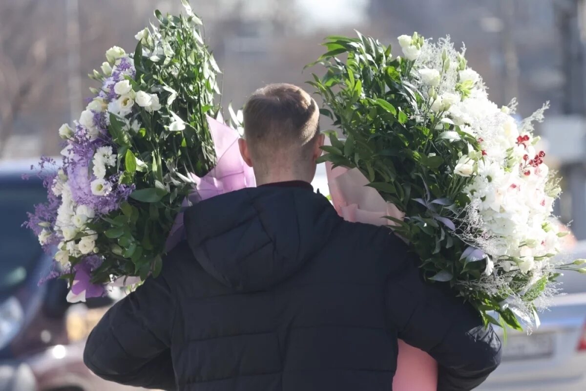    Мошенники стали дарить жертвам цветы