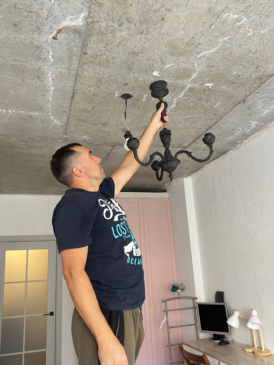 Если бы у нас была пара к этой люстре я бы подумала о размещении ее в этой комнате