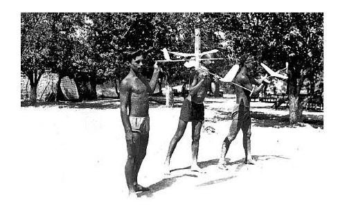 14-летний Толя Китов занимается авиамоделированием. Ташкент