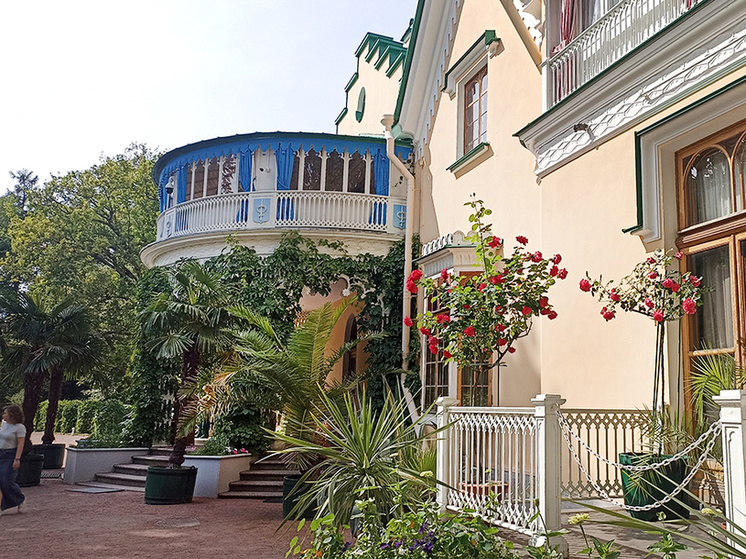     Фермерский дворец в парке Александрия. Фото: «МК в Ленобласти»