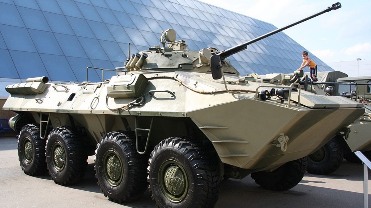 На фото: БТР-90 или «Росток» (ГАЗ-5923) на международном салоне МВСВ-2008. Источник фото: https://ru.wikipedia.org/wiki/БТР-90#/media/Файл:BTR-90_(1).jpg