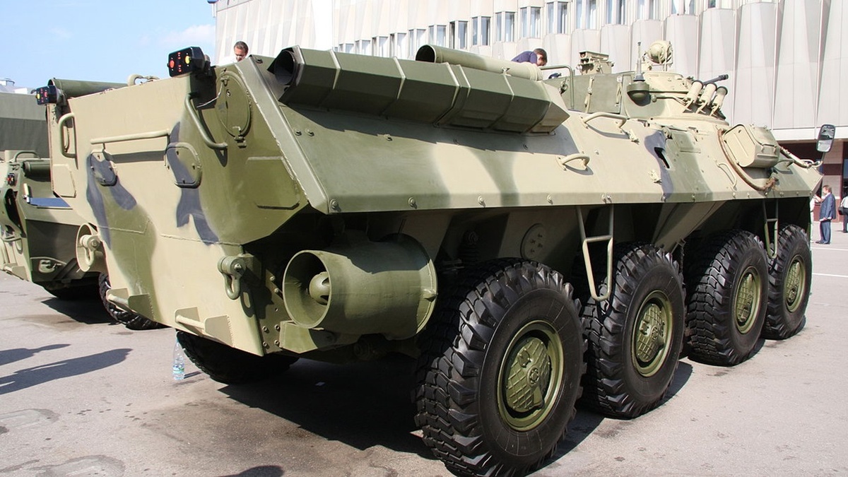 На фото: БТР-90 или «Росток» (ГАЗ-5923) на международном салоне МВСВ-2008. Вид сбоку. Источник фото: https://ru.wikipedia.org/wiki/БТР-90#/media/Файл:BTR-90_(2).jpg
