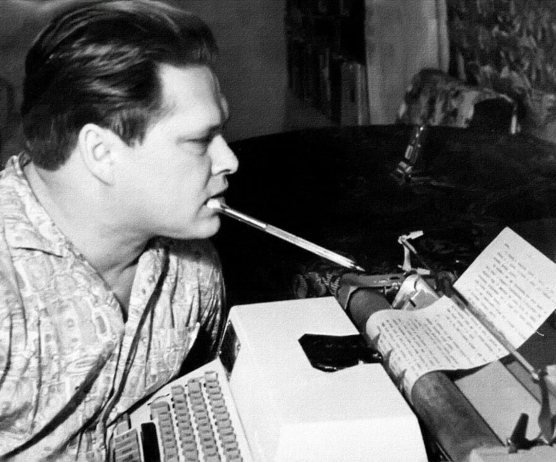 В Луганске не забывают имя нашего легендарного земляка Владислава Титова. В последние годы в ЛНР в школах вновь изучают его жизнь и творчество.