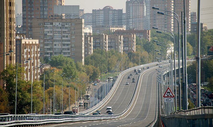 Мкад съезд на можайское шоссе. Мост на киевском шоссе. Мож шоссе. Чразрех можайский путепровод москва. Эстакада можайское шоссе.