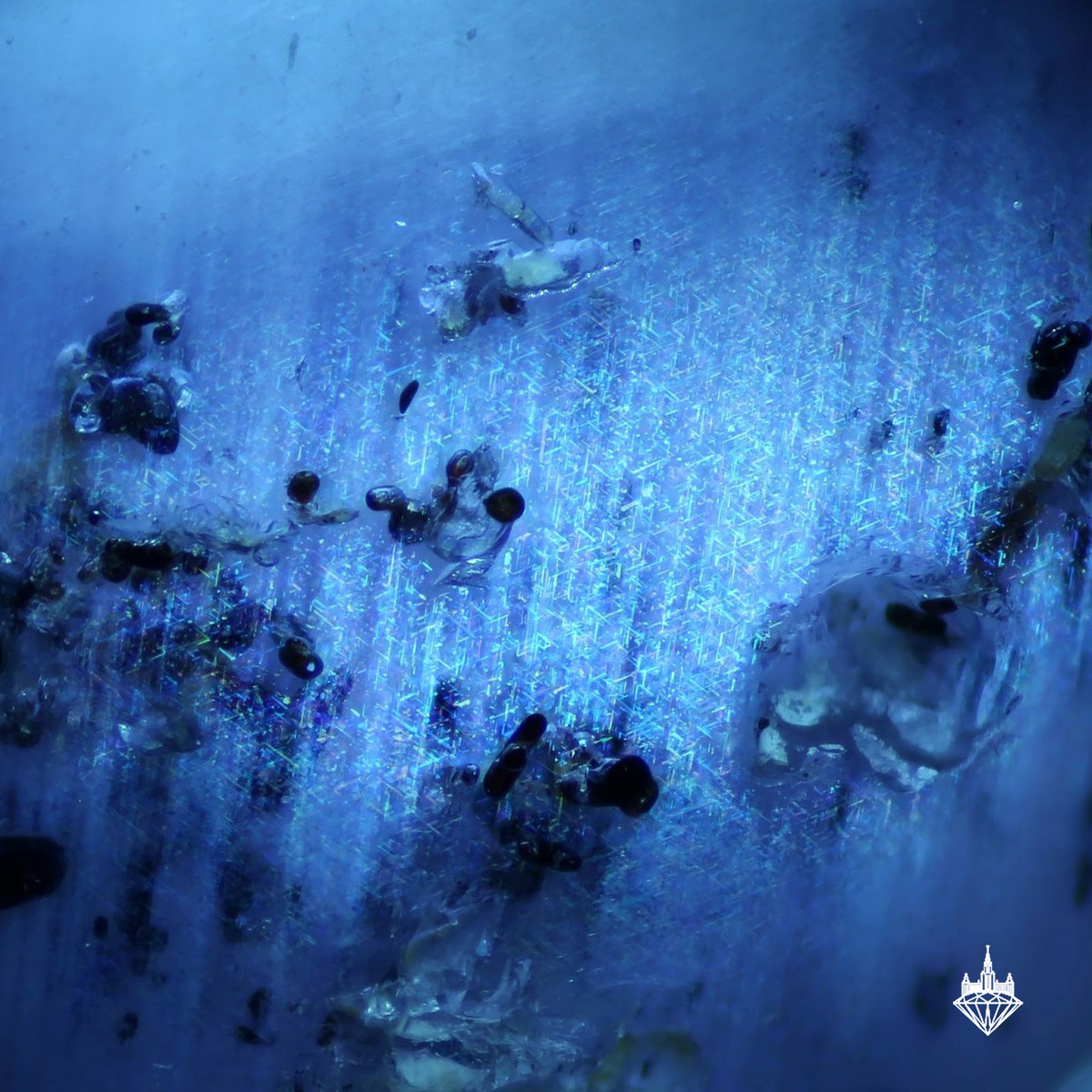 Первичные кристаллы рутила и вторичный рутиловый “шелк” в природном сапфире, Шри-Ланка