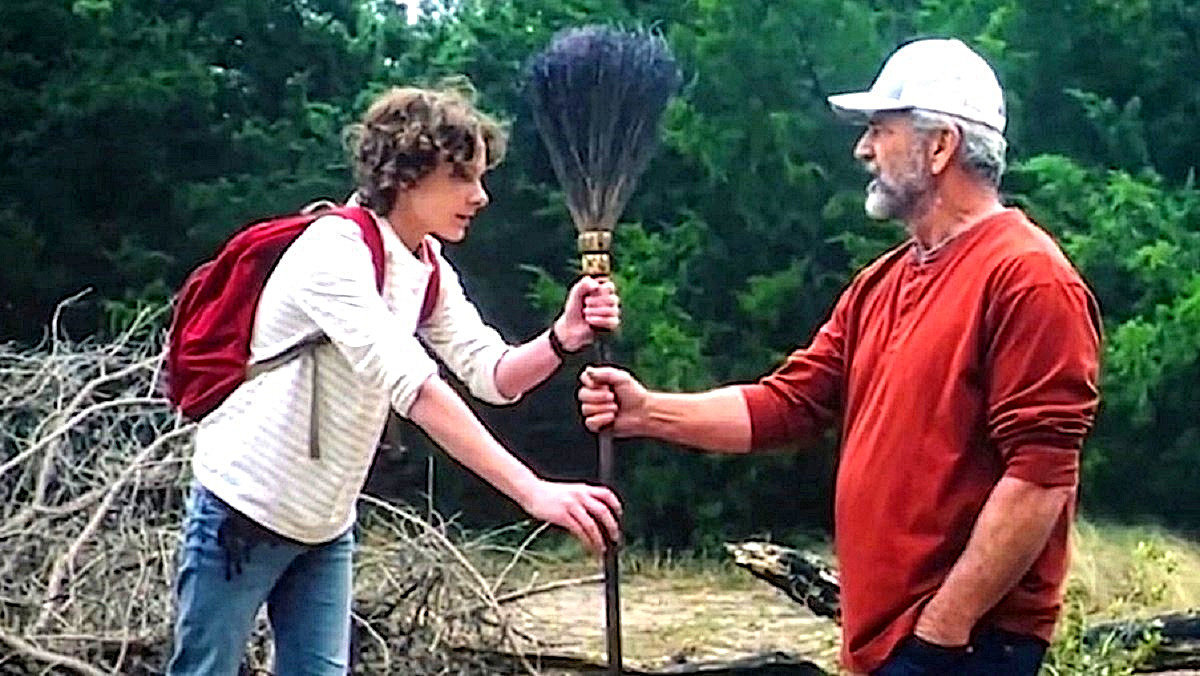 - Слышь, пацан, тебе бы только в Гарри Поттера играть, а мне ещё два двора на Профсоюзной улице подметать и аллею в Битцевском парке!