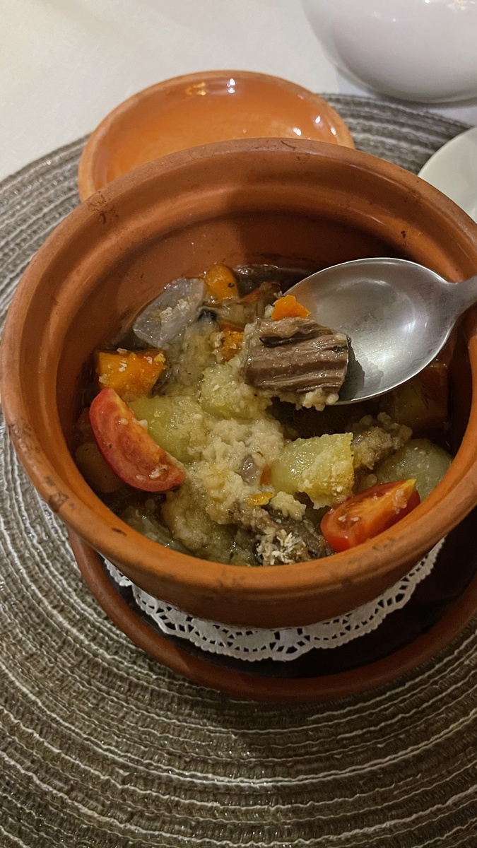 Мясо дикого лося подают в горшочке.