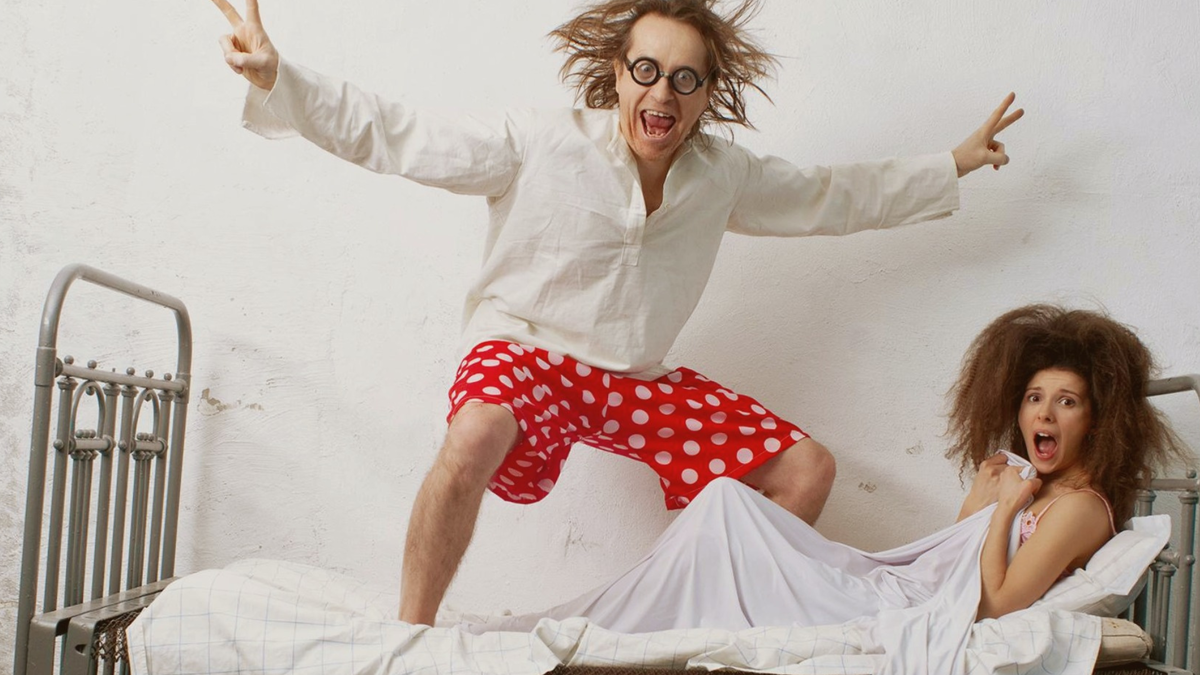 Давай быстрее, пока кто-нибудь не ворвался к нам!