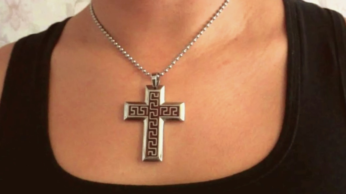 С цепью и крестом я кажусь брутальнее, не буду его снимать!