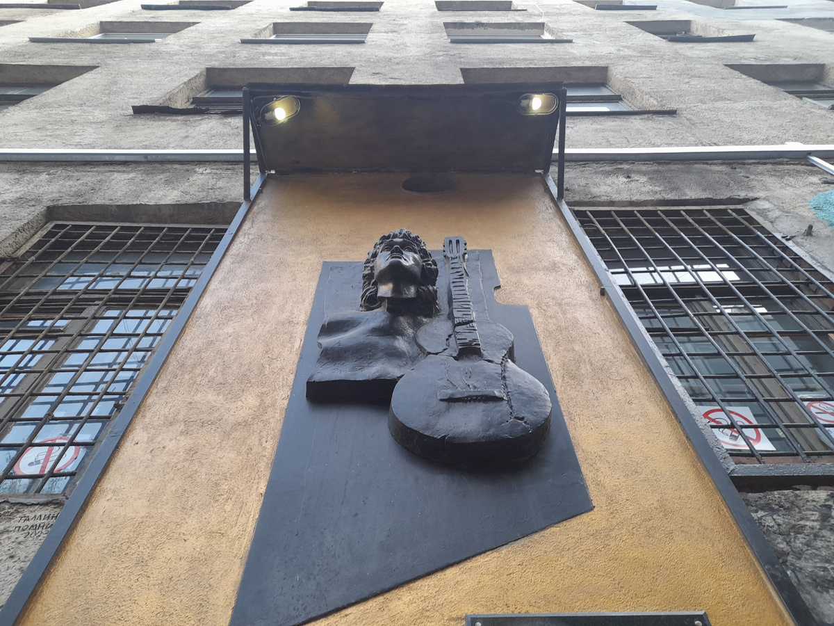 Барельеф установлен в 2002 году. Автор: художник Степан Мокроусов-Гульельми. Фото автора.