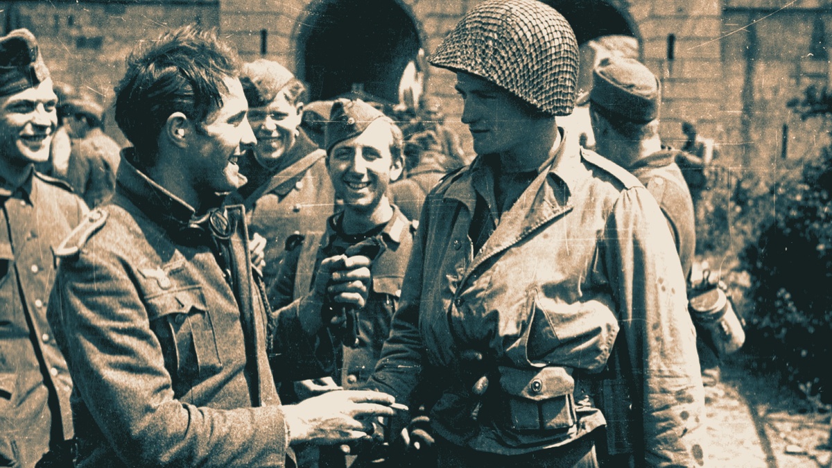 Военнослужащий 23-го танкового батальона американской 12-ой танковой дивизии и немецкие солдаты