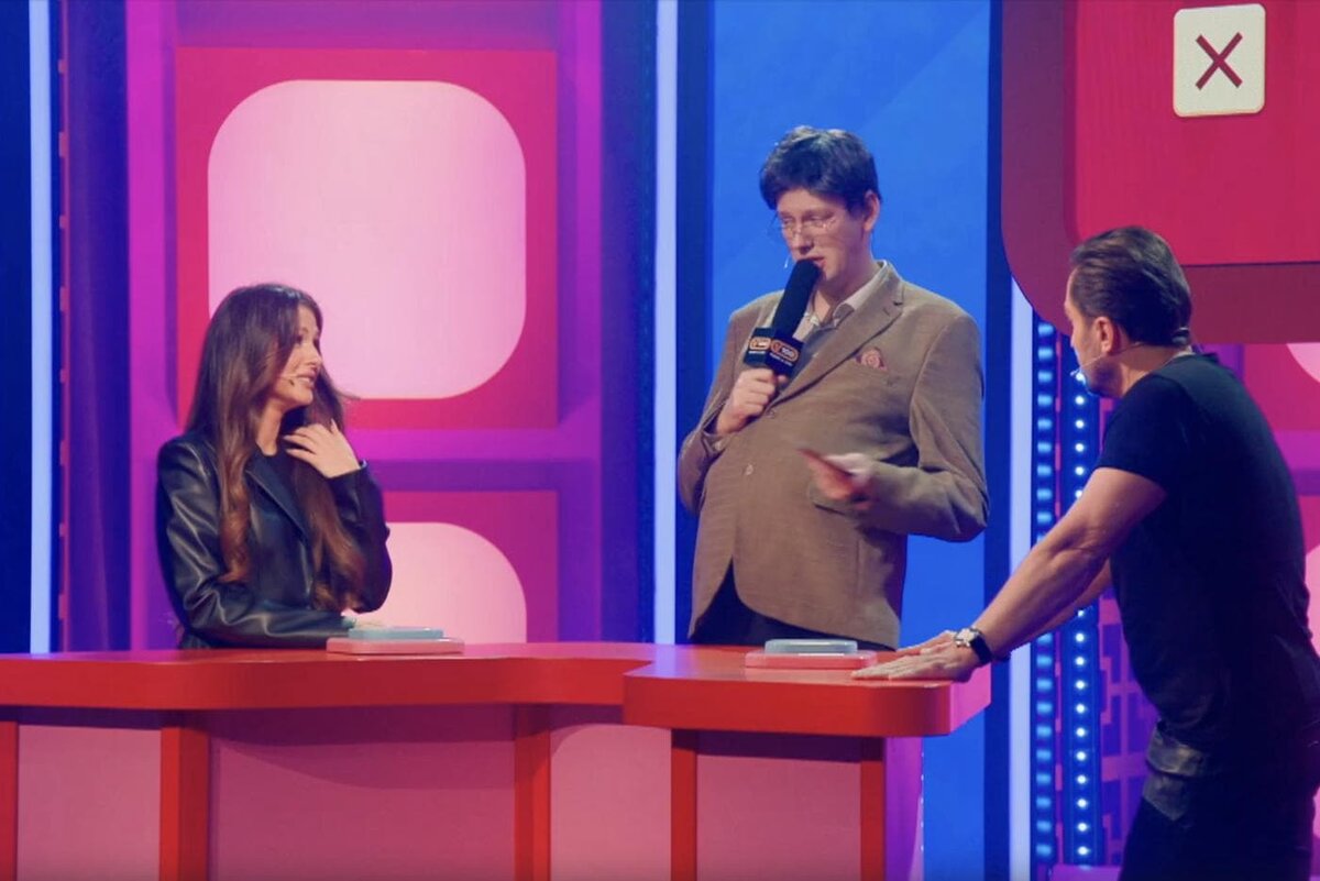    Антон Шастун сделал пародию на Александра Гуревича, который долгие годы вёл программу "Сто к одному". Скриншот проекта "Шоу из шоу" | СТС