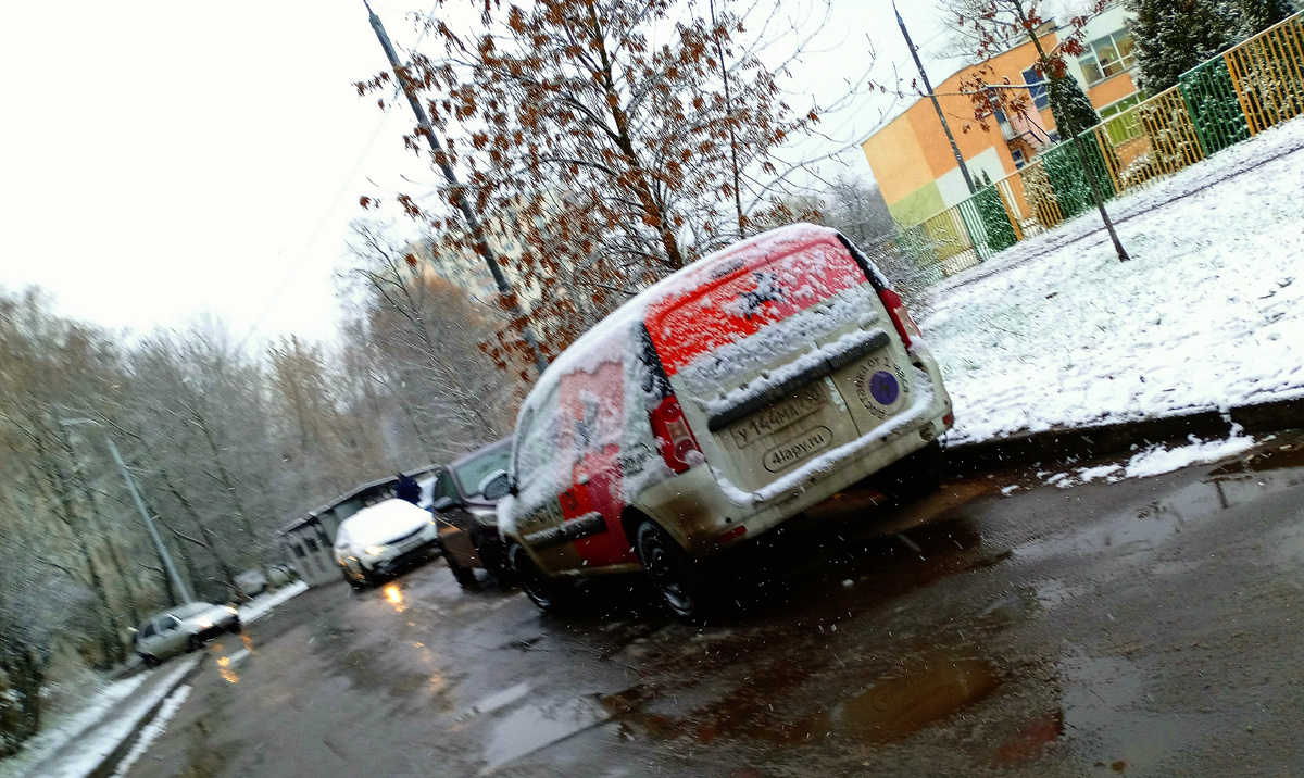 Как раз напротив подьезда соседнего дома...