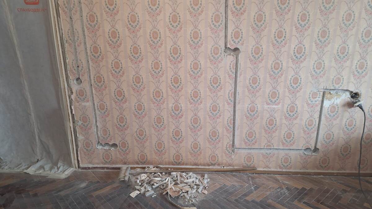 Зал в процессе ремонта.