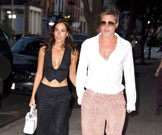 «Ясно, что они настроены на долгие отношения», — добавил источник, отметив, что их решение съехаться в феврале оказалось очень удачным (на фото: сентябрь)