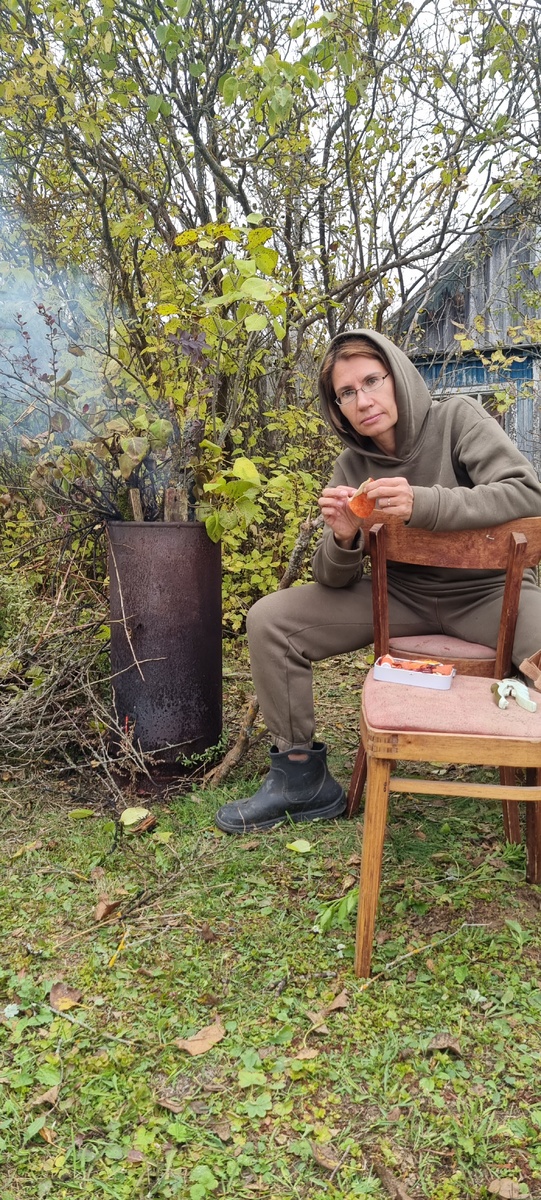 Случай первый , дачный. Жгу ветки и шью лису.