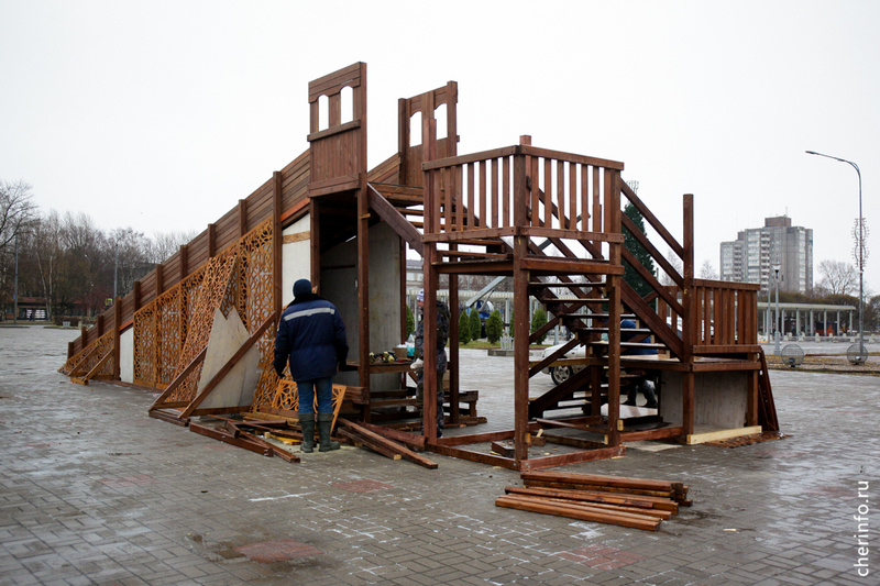    Новогодние деревья почти готовы на набережной, в парке "Серпантин" и на площади Молодежи