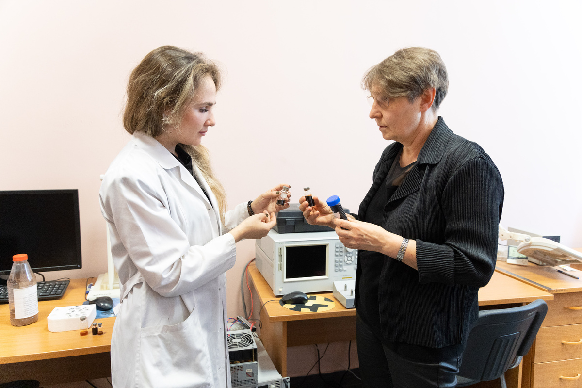 По словам Галины Курляндской (справа), современные композиты получают с использованием совершенно разных методик. Фото: пресс-служба УрФУ / Родион Нарудинов.