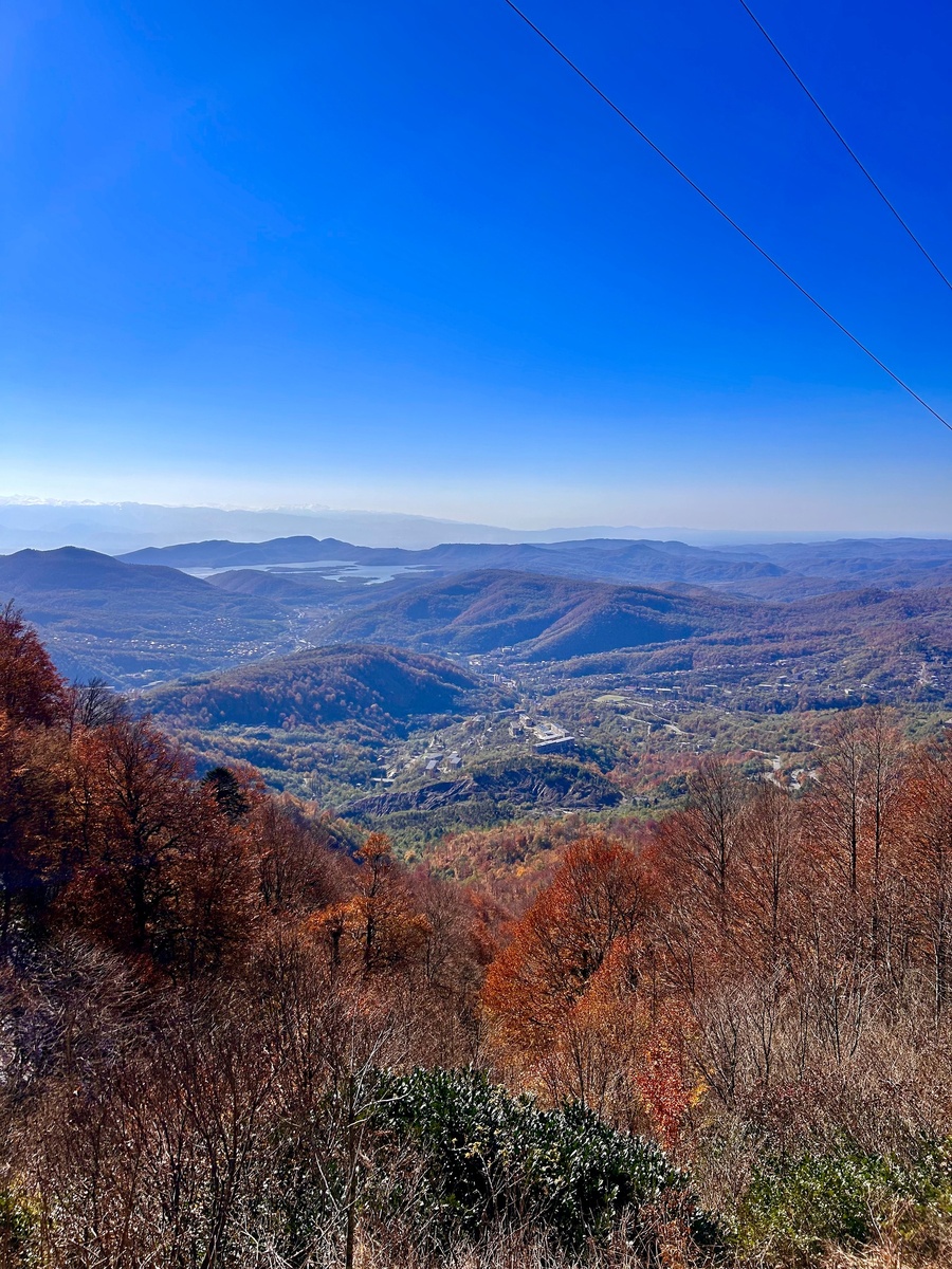 Вид с вершины горы в окрестностях города Ткибули