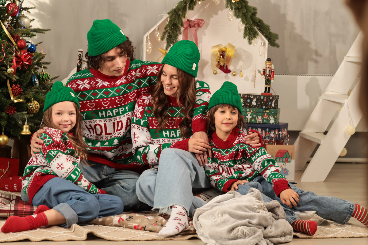Семейная фотосессия в красно-зелёных свитерах