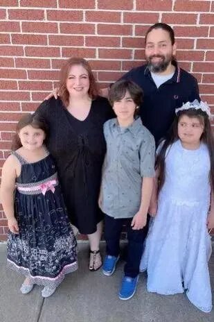 У Кристен и Исака уже было трое детей. Фото: mirror.co.uk