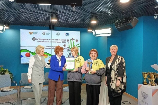    Работники столовой нижегородской гимназии № 2