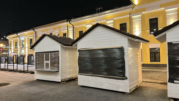    Улицы Кирова начали украшать к Новому году